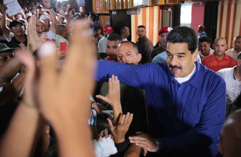 Maduro abre las urnas en la elección de la Asamblea Nacional Constituyente en Venezuela Maduro abre las urnas en la elección de la Asamblea Nacional Constituyente en Venezuela