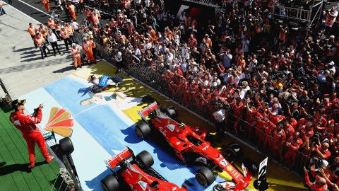 Vettel, con Alonso al fondo en el podio de Hungr&iacute;a
