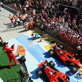 Vettel, con Alonso al fondo en el podio de Hungría Vettel, con Alonso al fondo en el podio de Hungría