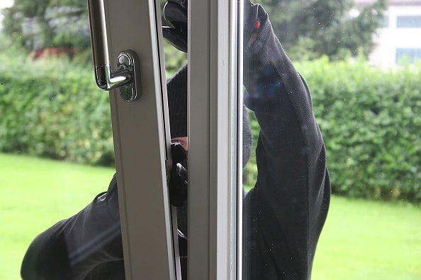 Un okupa pierde el DNI al ser descubierto cuando robaba en la casa de una vecina en Elche Un okupa pierde el DNI al ser descubierto cuando robaba en la casa de una vecina en Elche