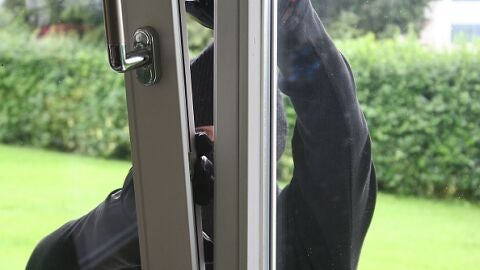 Persona robando en un domicilio