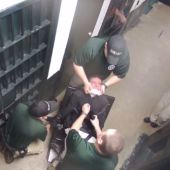 Tres funcionarios torturan a un joven en la cárcel de Cheatham, Tenessee.