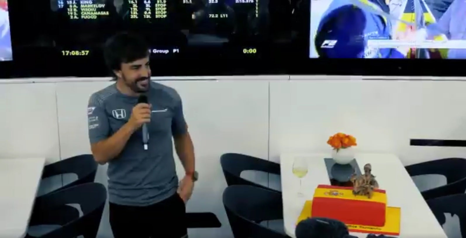 Un descuido deja al descubierto el nuevo McLaren MCL33 en el aeropuerto de Pamplona Un descuido deja al descubierto el nuevo McLaren MCL33 en el aeropuerto de Pamplona