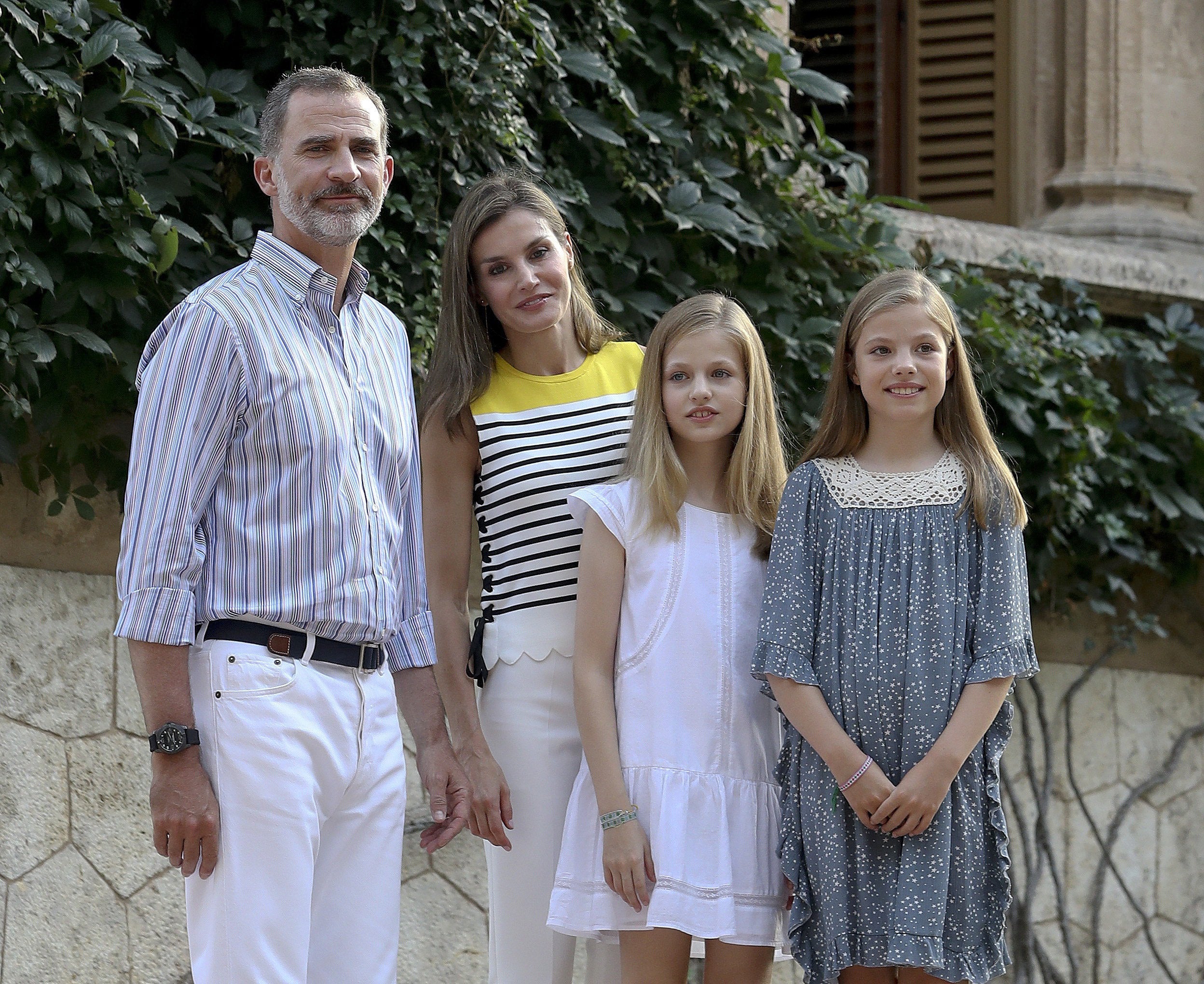 Leonor y Sofía, protagonistas en el posado de la Familia Real en Marivent Leonor y Sofía, protagonistas en el posado de la Familia Real en Marivent