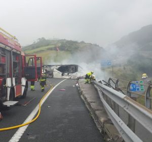 Fallece el conductor de un camión tras salirse de la vía en la A8 Fallece el conductor de un camión tras salirse de la vía en la A8