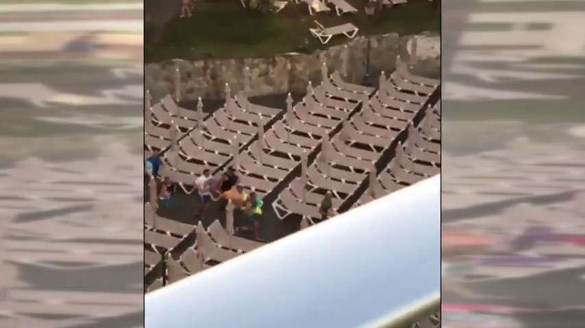Así corren los turistas por conseguir una hamaca libre en un hotel de Gran Canaria Así corren los turistas por conseguir una hamaca libre en un hotel de Gran Canaria