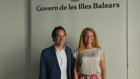 El conseller de Territorio, Energía y Movilidad, Marc Pons y la directora de Puerto Portals, Corinna Craff Conselleria de Territorio, Energía y Movilidad