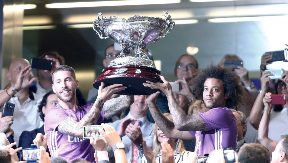 Ramos y Marcelo sosteniendo el trofeo
