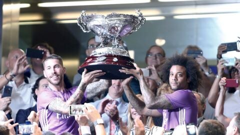 Ramos y Marcelo sosteniendo el trofeo