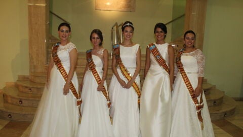 La nueva reina de las fiestas, Laura Mart&iacute;, rodeada por las damas de su Corte de Honor.