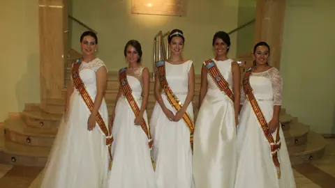 La nueva reina de las fiestas, Laura Martí, rodeada por las damas de su Corte de Honor. La nueva reina de las fiestas, Laura Martí, rodeada por las damas de su Corte de Honor.