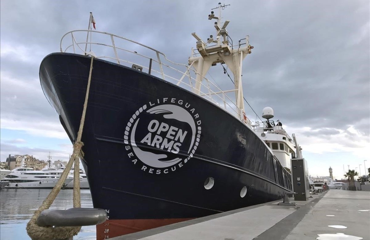 Guardacostas libios amenazan a uno de los barcos de la ONG española Open Arms Guardacostas libios amenazan a uno de los barcos de la ONG española Open Arms