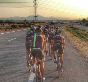 Grupo de ciclistas en carretera Grupo de ciclistas en carretera