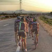 Grupo de ciclistas en carretera Grupo de ciclistas en carretera
