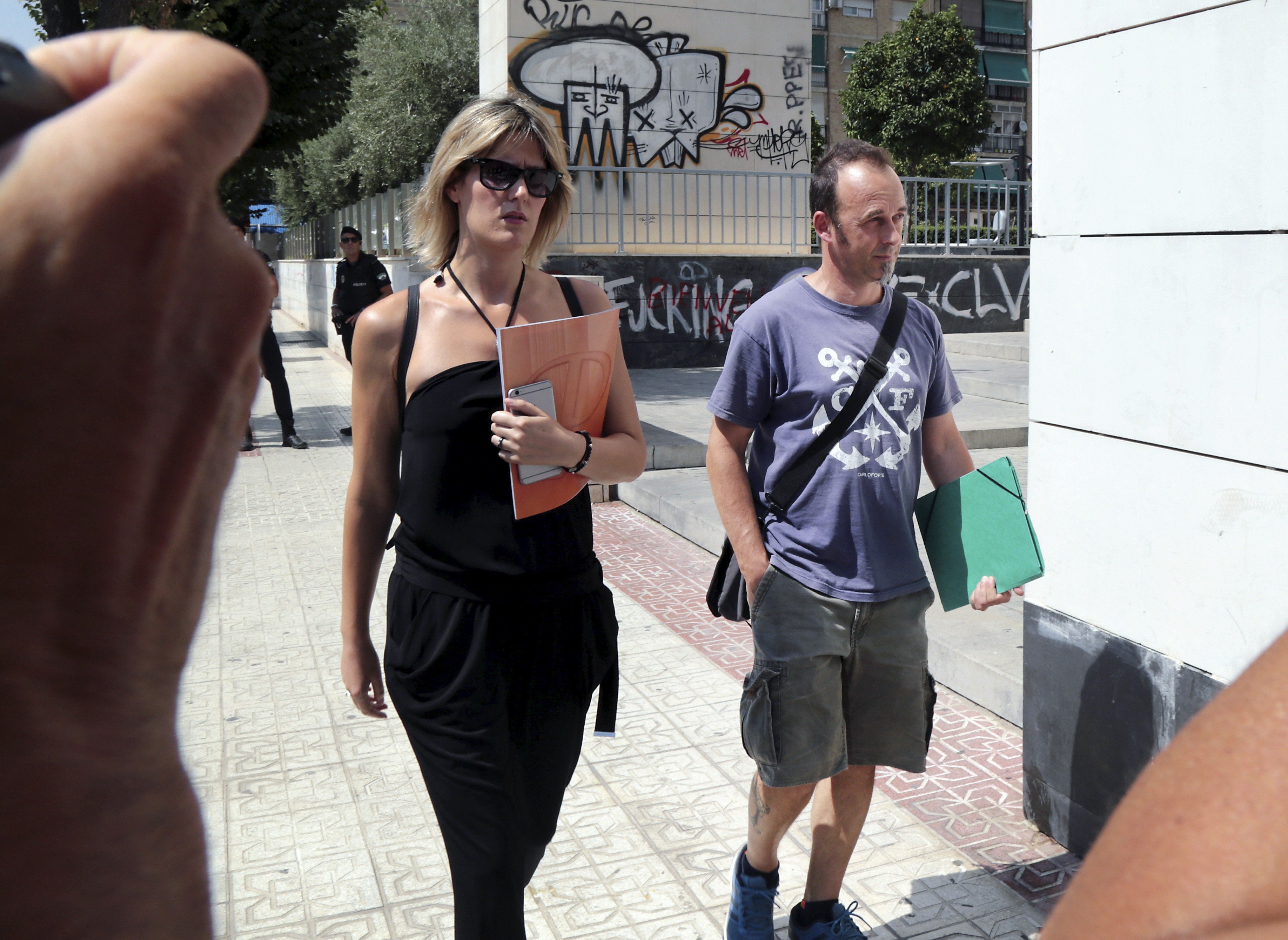 El padre de los hijos de Juana Rivas tras la decisión del TC: "Aquí no gana nadie" El padre de los hijos de Juana Rivas tras la decisión del TC: "Aquí no gana nadie"