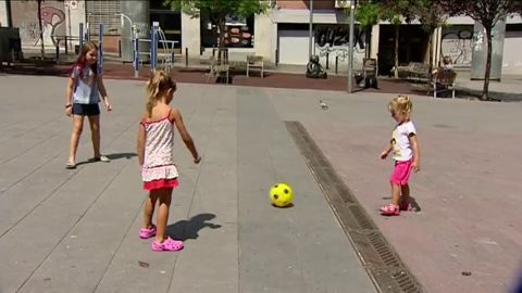 Se elimina la prohibici&oacute;n de jugar a la pelota por las calles de Barcelona