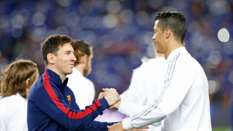 Cristiano y Messi salud&aacute;ndose en un encuentro