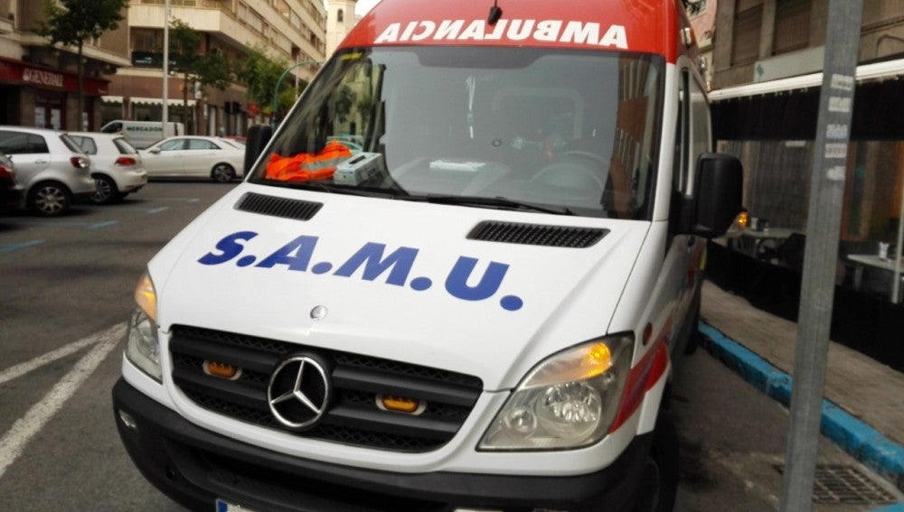 Ambulancia del Servicio de Atención Médica Urgente estacionada en Elche