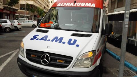 Ambulancia del Servicio de Atenci&oacute;n M&eacute;dica Urgente estacionada en Elche