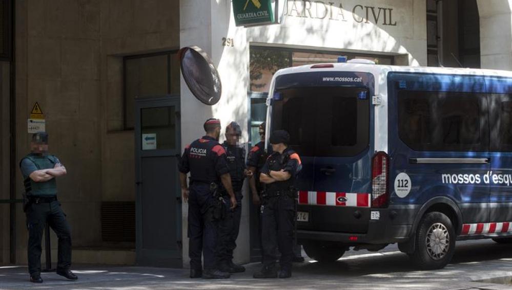Una furgoneta de los Mossos en la entrada del cuartel de la Guardia Civil en Barcelona
