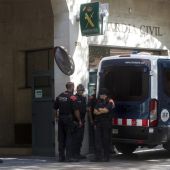 Una furgoneta de los Mossos en la entrada del cuartel de la Guardia Civil en Barcelona