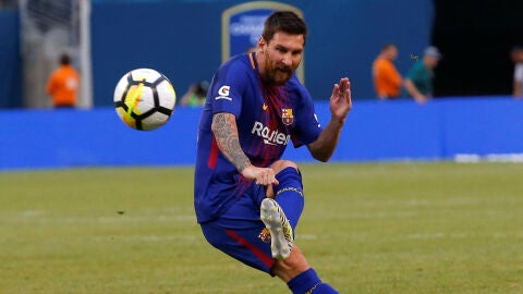 Messi chuta una falta