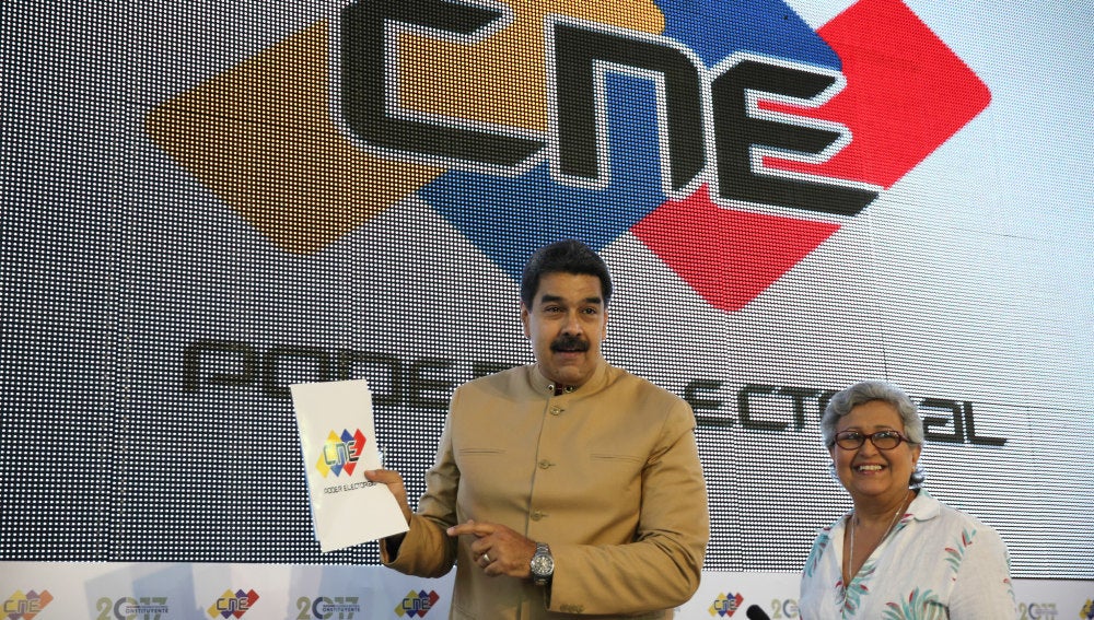 Maduro, junto a la presidenta del CNE, Tibisay Lucena, en la sede del Poder Electoral en Caracas, este 31 de julio. 