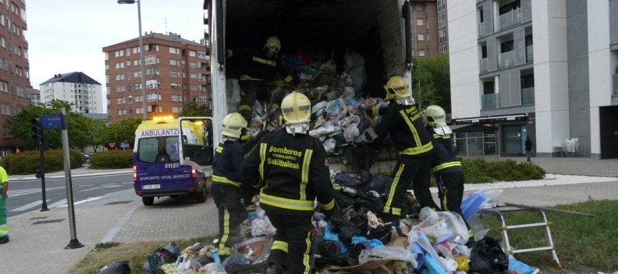 Los bomberos de Vitoria rescatan a un hombre de una camión de basura Los bomberos de Vitoria rescatan a un hombre de una camión de basura