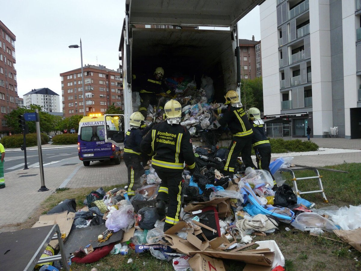 Rescatado el hombre que cayó de un contenedor de papel al camión de la basura Rescatado el hombre que cayó de un contenedor de papel al camión de la basura