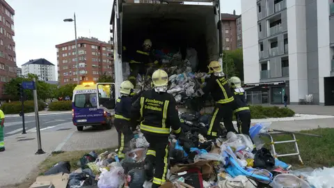 Los bomberos de Vitoria rescatan a un hombre de una camión de basura Los bomberos de Vitoria rescatan a un hombre de una camión de basura