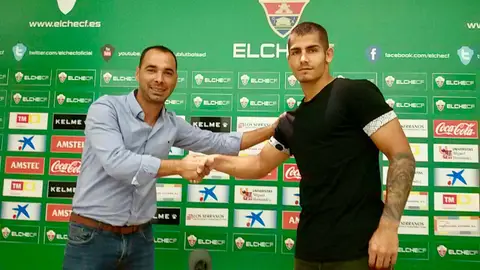 Jorge Cordero presenta al joven portero Guille Vallejo. ELCHE CF