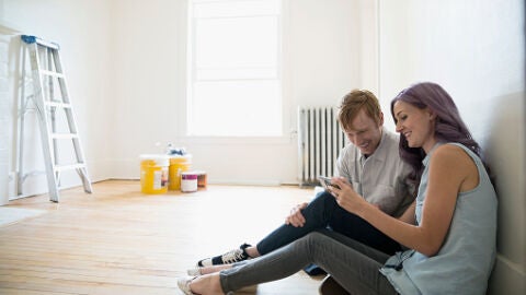 Dos personas reformando un piso