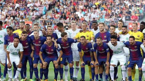 El FC Barcelona y el Chapecoense posan antes del Joan Gamper