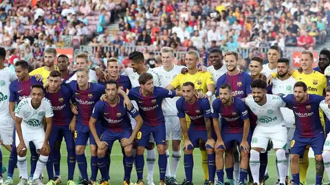 El FC Barcelona y el Chapecoense posan antes del Joan Gamper El FC Barcelona y el Chapecoense posan antes del Joan Gamper