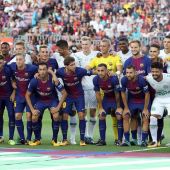 El FC Barcelona y el Chapecoense posan antes del Joan Gamper