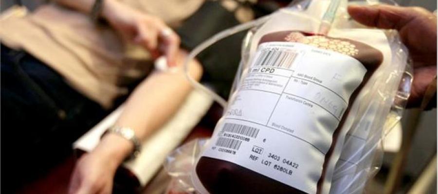 Una mujer dona sangre Una mujer dona sangre