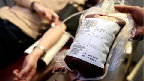 Una mujer dona sangre