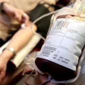 Una mujer dona sangre