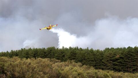  Trabajos de extinci&oacute;n del incendio en el municipio abulense de Navarredonda de Gredos Trabajos de extinci&oacute;n del incendio en el municipio abulense de Navarredonda de Gredos