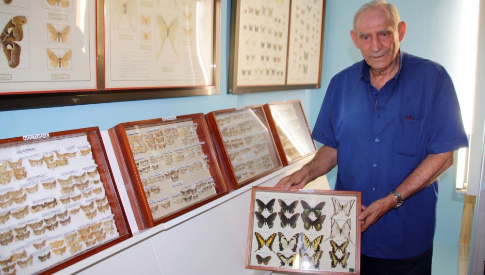 Fotografía de Manuel Costa mostrando una de las cajas de su colección en el Museo de Ciencias Naturales de Onda