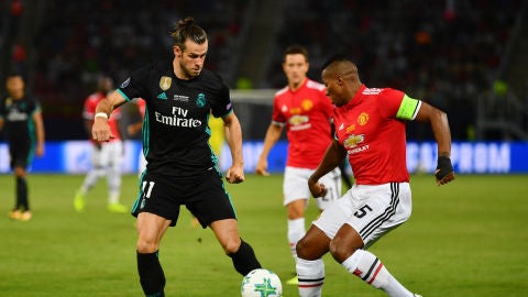 Gareth Bale pelea un bal&oacute;n con Antonio Valencia