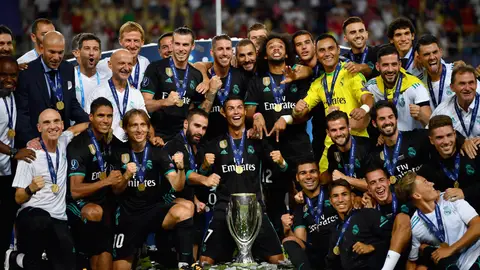 Los jugadores del Real Madrid se sientan sobre el césped con la Supercopa de Europa Los jugadores del Real Madrid se sientan sobre el césped con la Supercopa de Europa