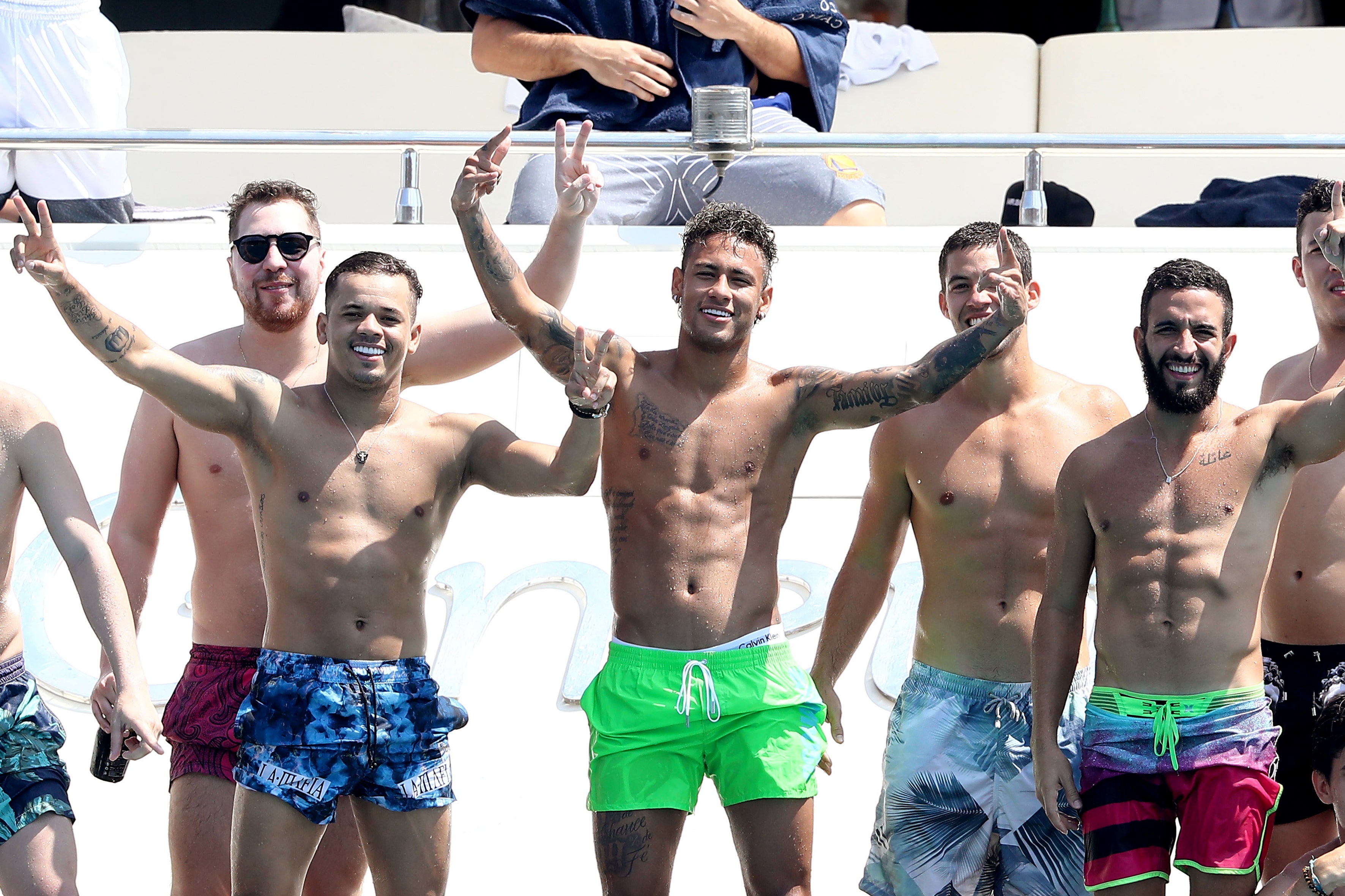 Neymar se relaja en Saint Tropez antes de comenzar los entrenamientos con el PSG Neymar se relaja en Saint Tropez antes de comenzar los entrenamientos con el PSG