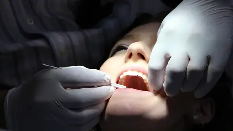 Acudir al dentista una vez al año es importante para prevenir enfemedades bucodentales y evitar lesiones Acudir al dentista una vez al año es importante para prevenir enfemedades bucodentales y evitar lesiones
