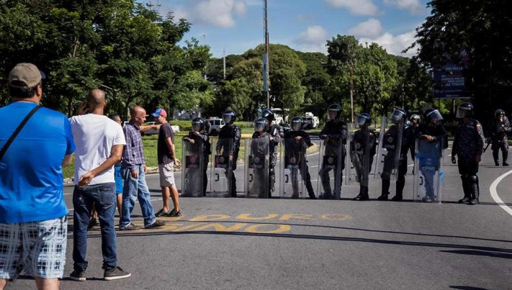 Militares impiden el paso a diputados opositores en el Parlamento venezolano