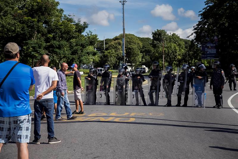 Militares impiden el paso de diputados opositores al Parlamento Venezolano Militares impiden el paso de diputados opositores al Parlamento Venezolano