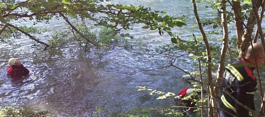Efectivos de emergencias buscan a un pescador desaparecido en el río Ebro Efectivos de emergencias buscan a un pescador desaparecido en el río Ebro