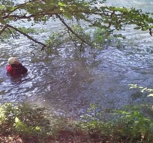 Efectivos de emergencias buscan a un pescador desaparecido en el río Ebro Efectivos de emergencias buscan a un pescador desaparecido en el río Ebro