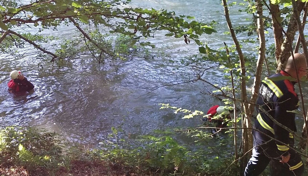 Efectivos de emergencias buscan a un pescador desaparecido en el río Ebro Efectivos de emergencias buscan a un pescador desaparecido en el río Ebro