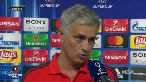 José Mourinho atiende a Susana Guasch después del partido José Mourinho atiende a Susana Guasch después del partido